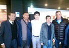 Camuel, Manuel Vicente, Jian Miao (presidente de la asociación de aficionados chinos), Juan Manuel, Vicente y Mesa. En el placo del R Oviedo