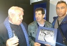Mesa, JUAN MANUEL y Manuel Vicente. Con el cuadro que le entregó el presidente del R Oviedo