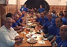 Viaje a Cadiz. Cena con los veteranos del Cadiz. Todos con la camiseta del Oviedo