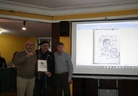 30-1-2017, Antón Saavedra, recoge el dibujo de NIco, que se lo entrega LUELMO, con Tinin a su derecha