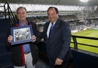 Iriarte y el presidente Jorge Vallina. Homenaje del R Oviedo a Iriarte 4-6 2016