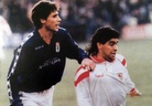Luis Manuel, marcando a Maradona