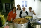 Las cocineras con una monja preparando la comida en la Cocina Económica 2016. Cuando los veteranos llevamos los alimentos