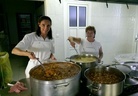Las cocineras preparan la comida en la Cocina Económica 2016