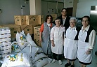 Dos trabajadores con tres Hijas de la Caridad y con alimentos de los Veteranos 2016