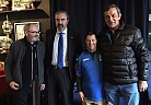 Alberto, parroco de San Javier; Manuel, directivo del R Oviedo; Alberto, monaguillo de San Javier con su camiseta del R Oviedo, donada por los veteranos, y Vicente